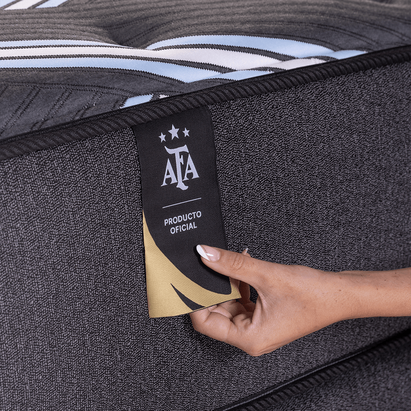 Colchón Beautyrest Triunfo se conforma con espuma de látex con partículas de gel frío más una manta de espuma Extra Firme.