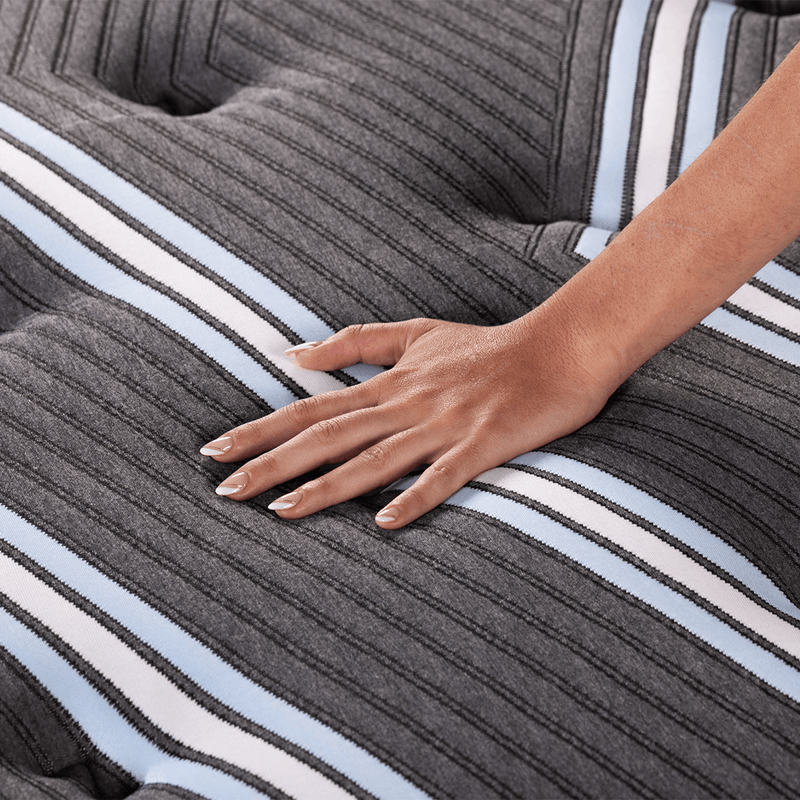 Colchón Beautyrest Triunfo se conforma con espuma de látex con partículas de gel frío más una manta de espuma Extra Firme.